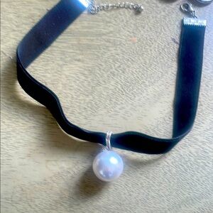 Pearl black velvet choker